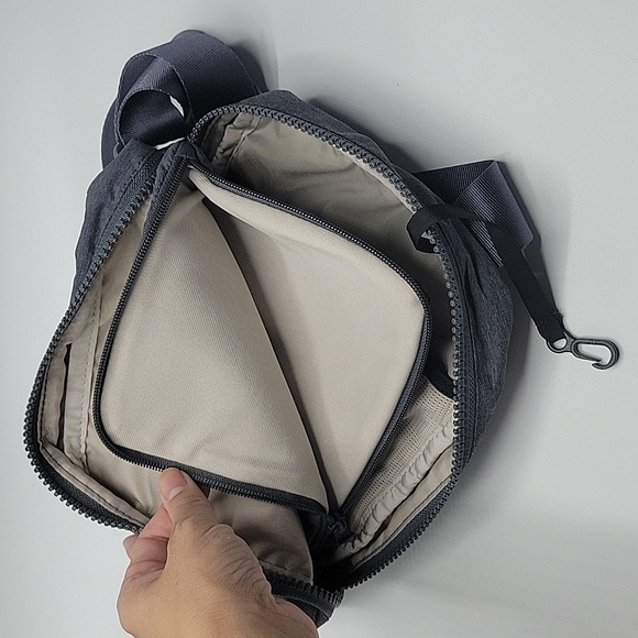 The North Face Never Stop Crossbody Bag Gray Used - Picture 3 of 6